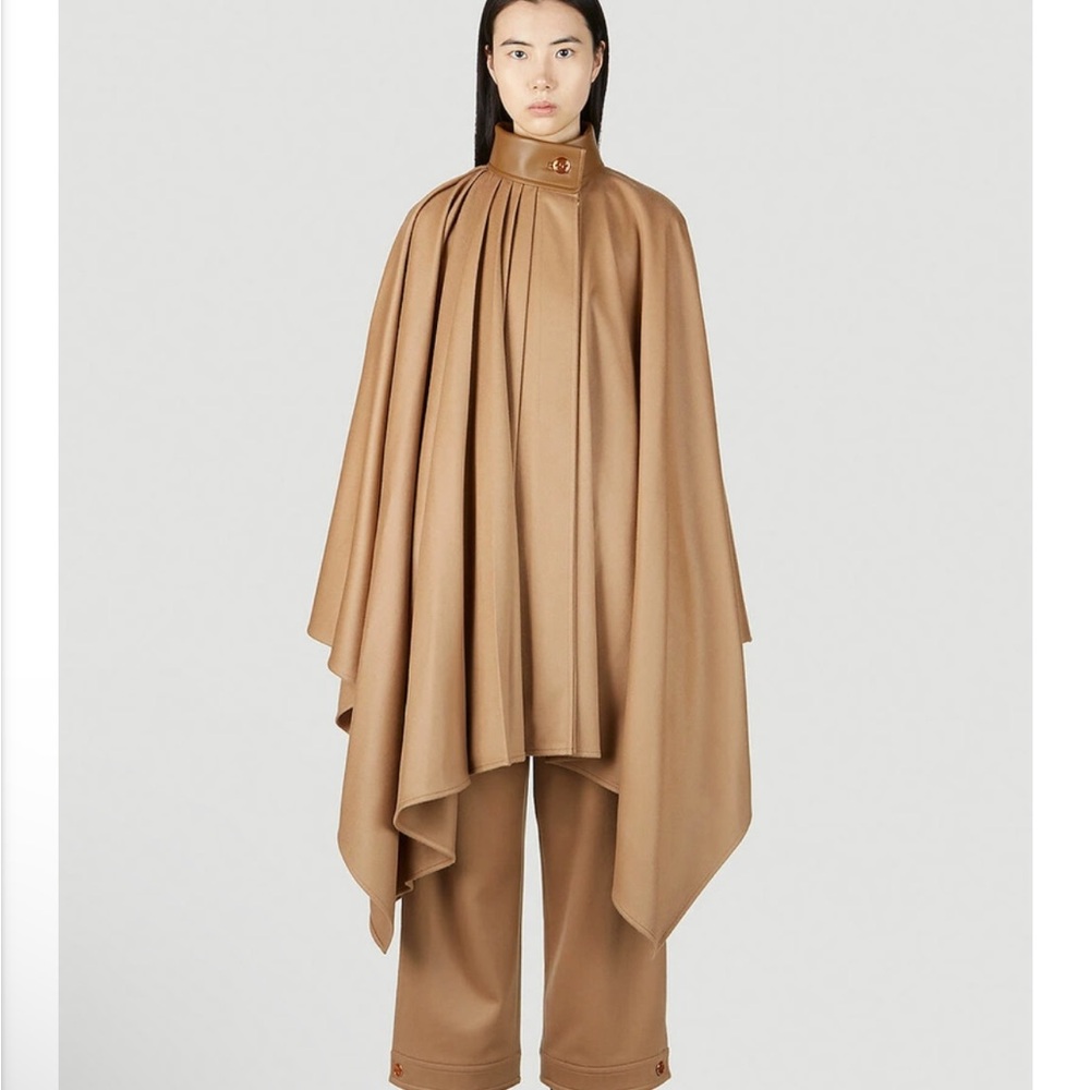 Gucci - Cape Coat in Camel
Size 36 Xs